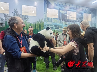 機(jī)遇中國·活力山東丨非遺裘皮“捏”出熊貓萌態(tài) 千年牡丹“釀”就產(chǎn)業(yè)新篇章